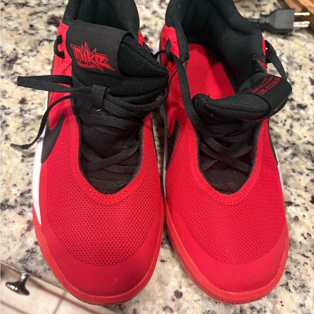 Brand New Nike Boys Hustle DX Red and Black Sneakers size 4Y - Picture 3 of 6